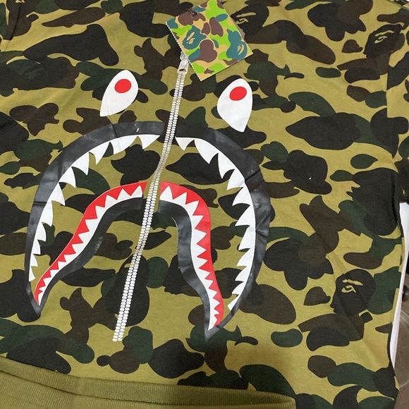 Bathing Ape t-shirt and shorts size large for both of them - Picture 3 of 7